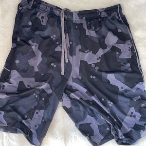 Men’s Camo Under Armour Basketball Shorts - XL